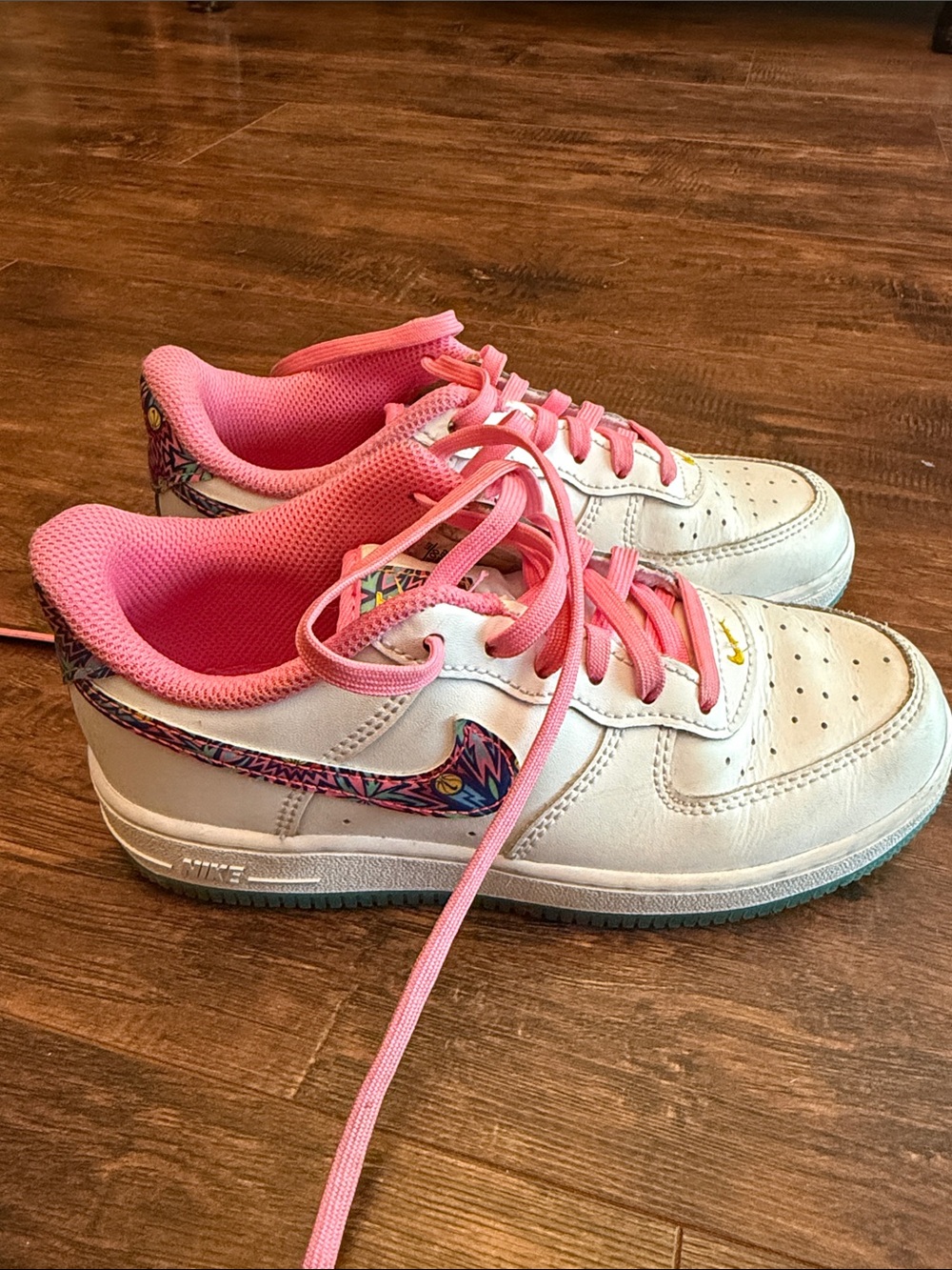 Nike Kids Force White Sneakers with Pink Accents and Patterned Swoosh